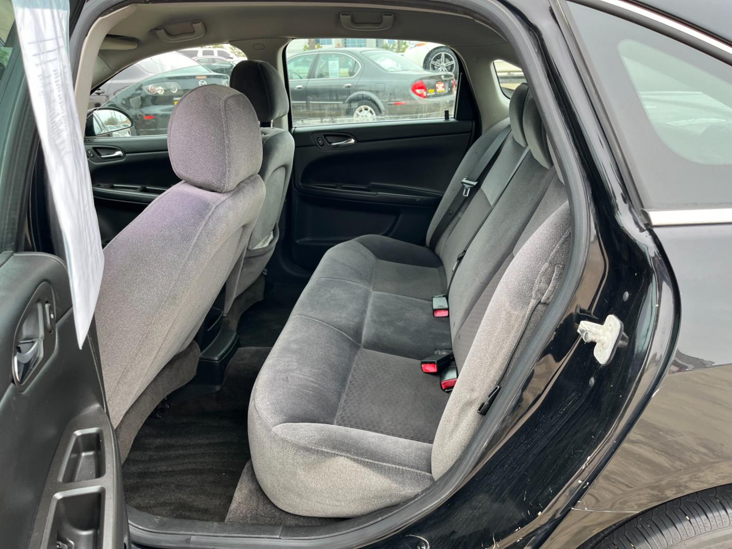 2008 Black /gray Chevrolet Impala LS (2G1WB55K381) with an 3.5L V6 OHV 16V FFV engine, 4-Speed Automatic Overdrive transmission, located at 14700 Tomball Parkway 249, Houston, TX, 77086, (281) 444-2200, 29.928619, -95.504074 - Photo#9